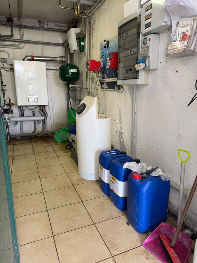 Locale tecnico con caldaia e sistema di dosaggio per il trattamento dell'acqua