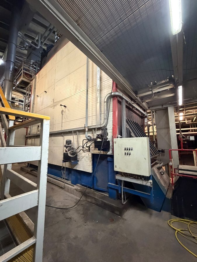 Sala impianti industriale con macchinari e piping di processo