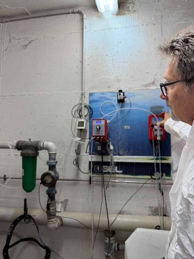Tecnico al lavoro sul pannello di dosaggio durante la manutenzione di un impianto
