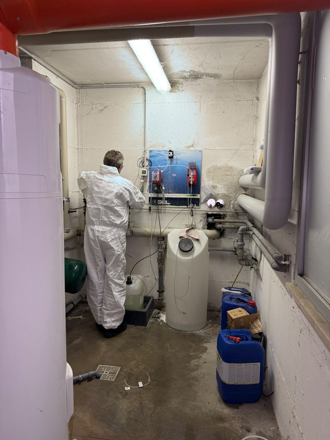 Sopralluogo tecnico in un locale tecnologico durante un intervento di sanificazione